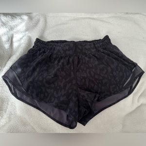 Lululemon Black Cheetah Print 2.5 inch Hotty Hot Shorts Size 6